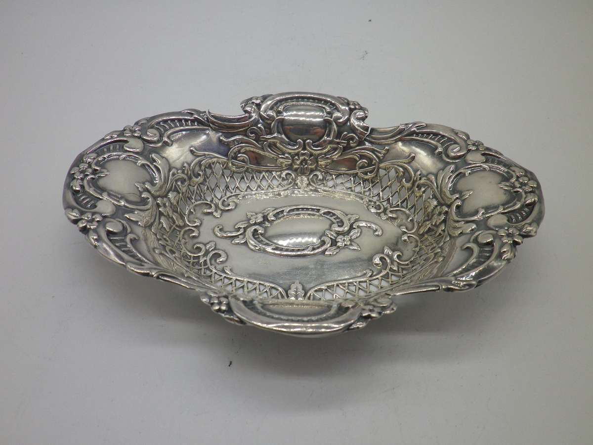 Hallmarked Sterling Silver pierced bon bon dish. Birmingham 1914. 13cm 30.6 g