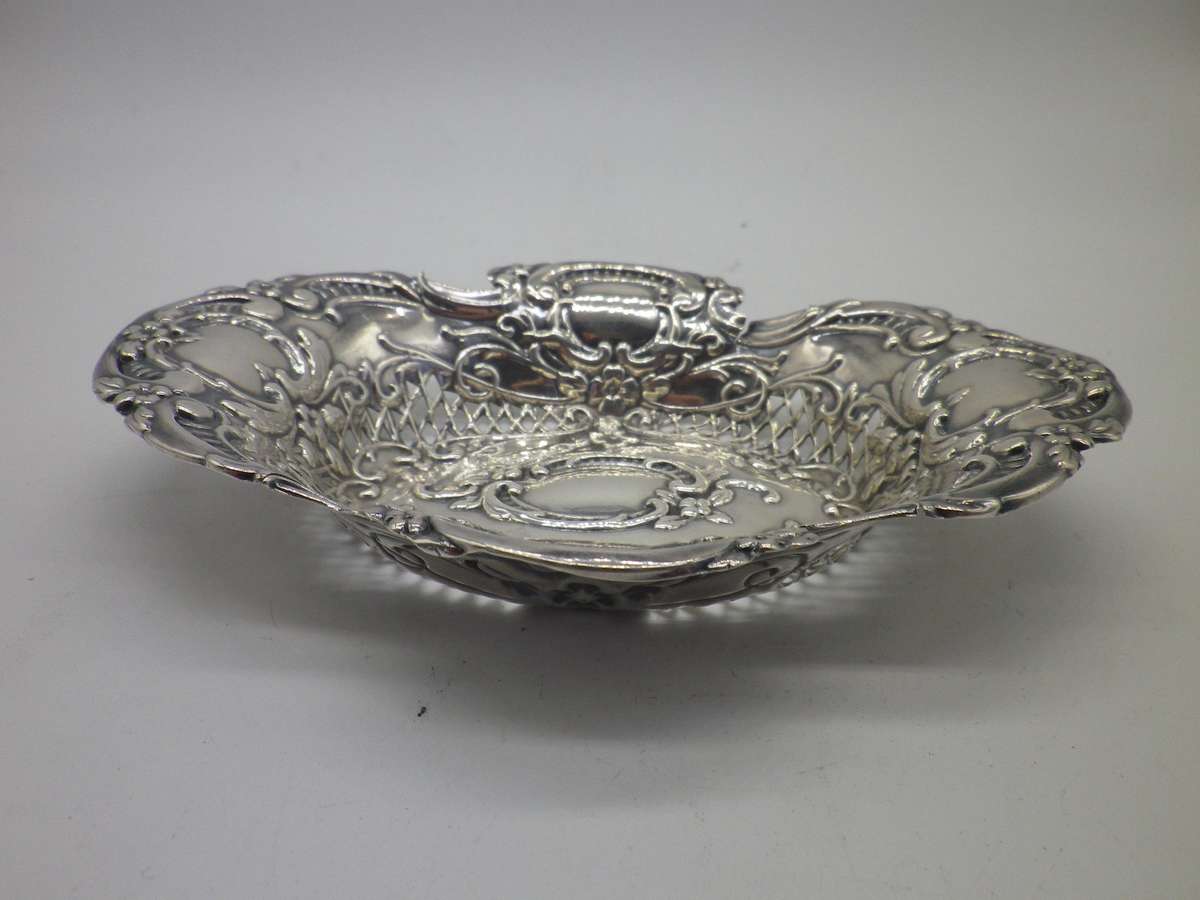 Hallmarked Sterling Silver pierced bon bon dish. Birmingham 1914. 13cm 30.6 g