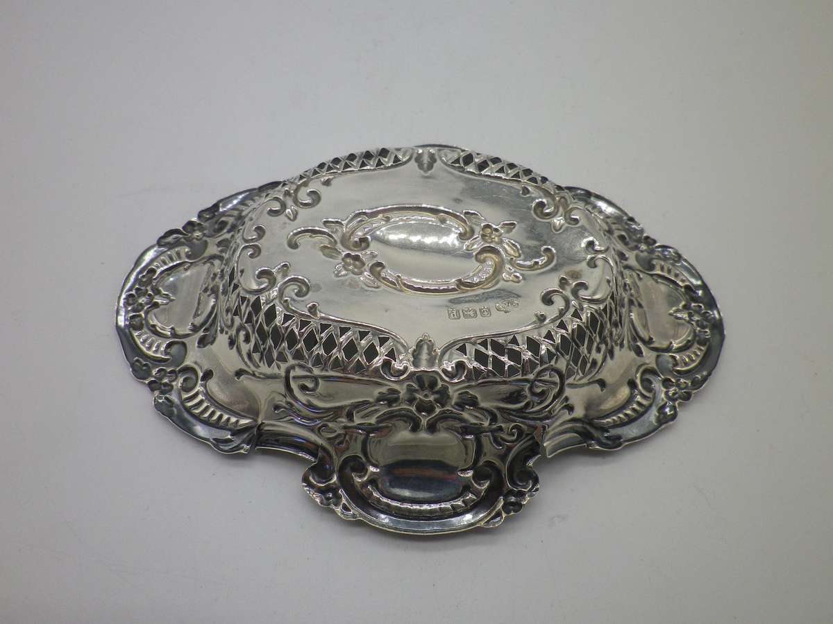 Hallmarked Sterling Silver pierced bon bon dish. Birmingham 1914. 13cm 30.6 g