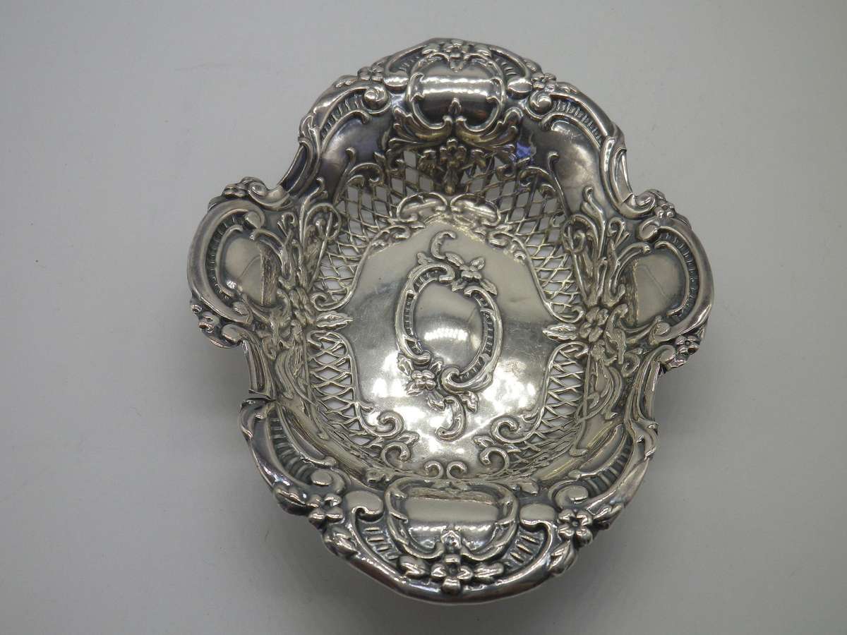 Hallmarked Sterling Silver pierced bon bon dish. Birmingham 1914. 13cm 30.6 g