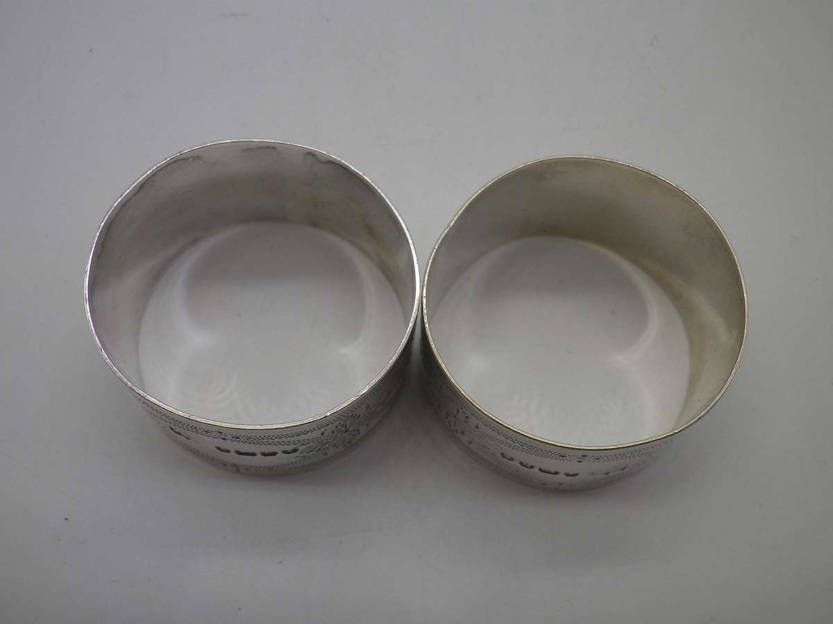 Pair Hallmarked Sterling silver napkin serviette rings. Sheffield, 1884  Boxed 43 g. Boxed