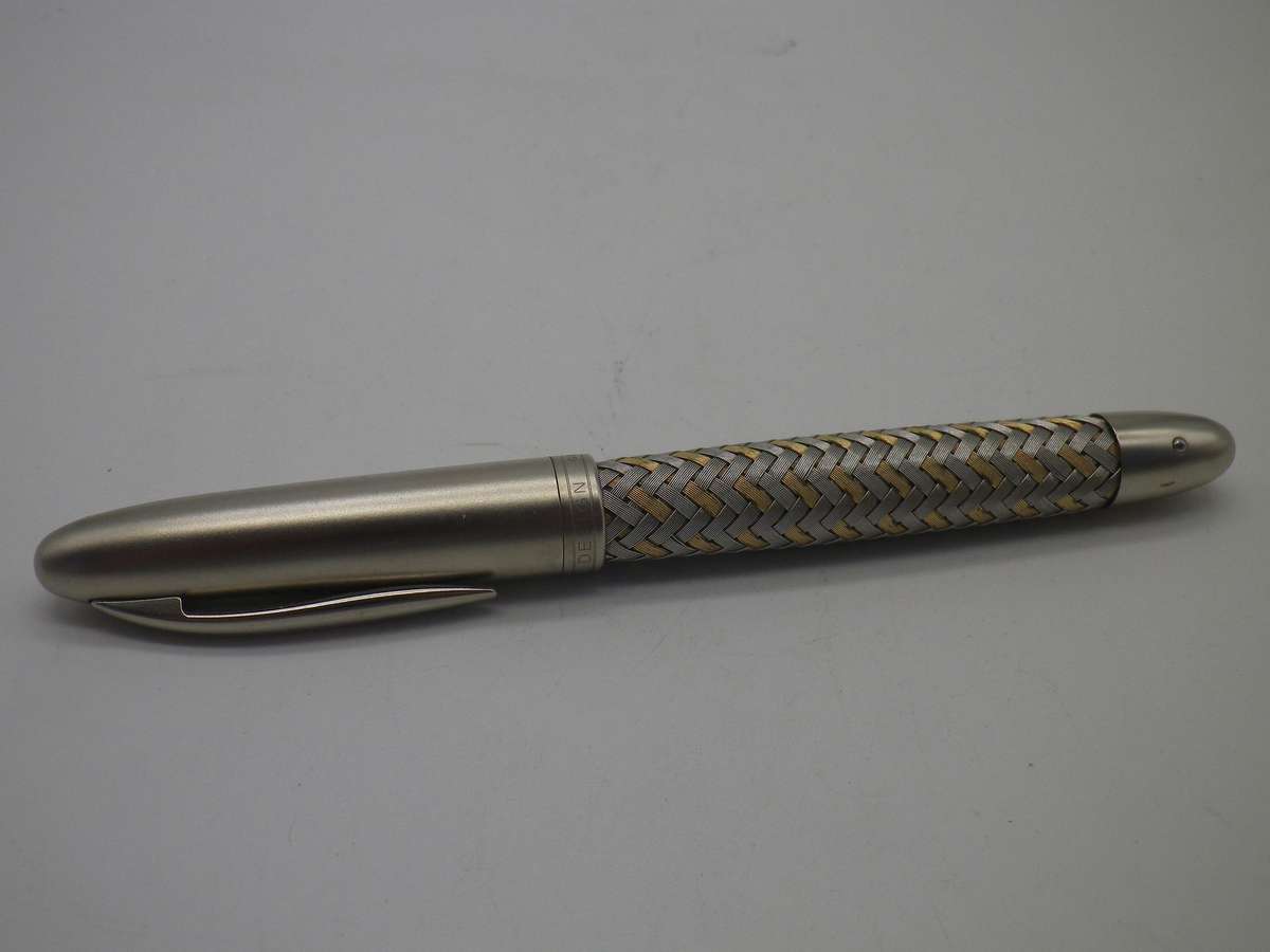 PORSCHE DESIGN TEC FLEX FOUNTAIN PEN with 18ct white gold nib. Made in Germany