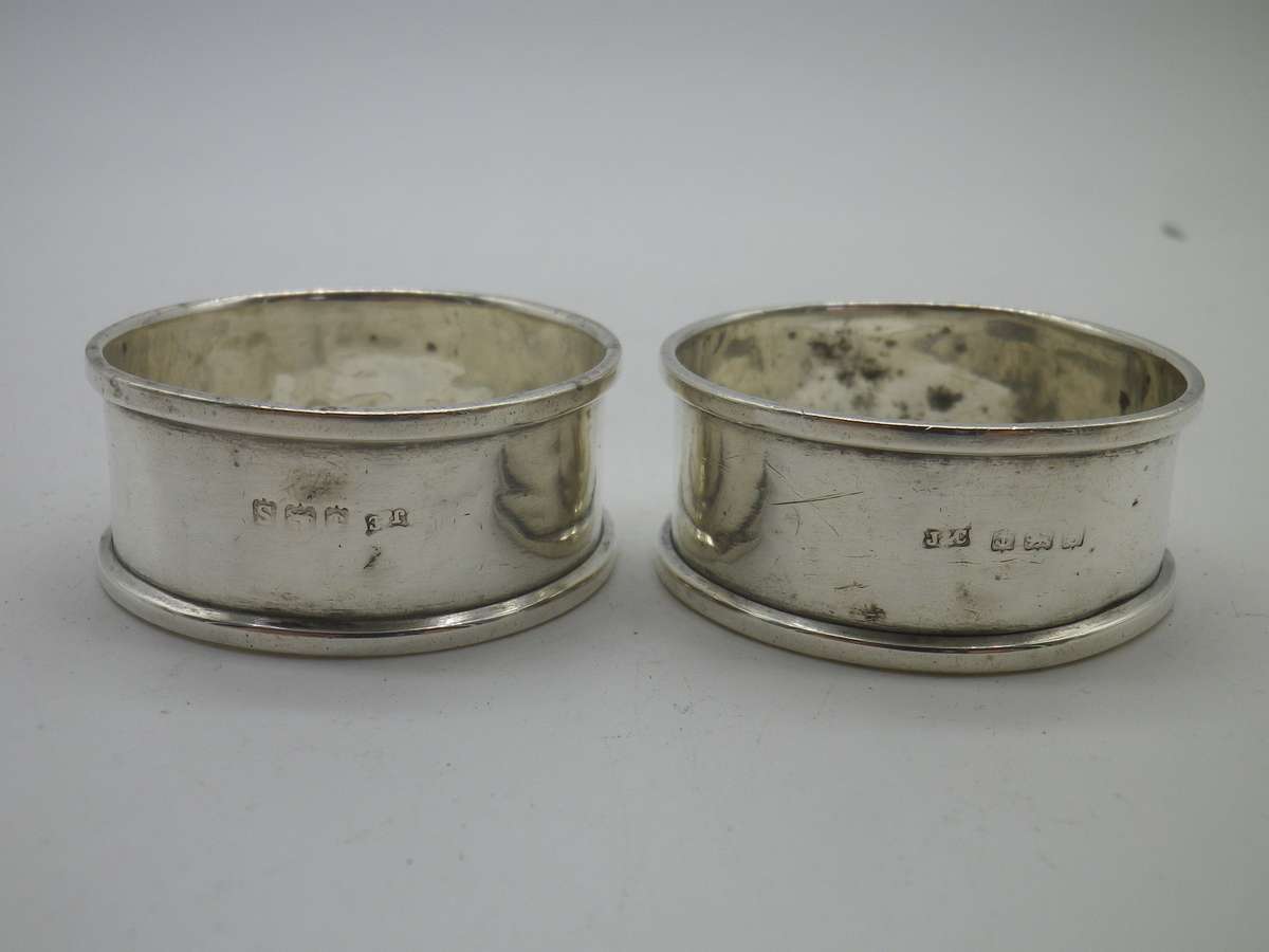 Pair Hallmarked Sterling silver serviette rings. Birmingham, 1917 Jones&Crompton 21 g 4.5x1.8 cm