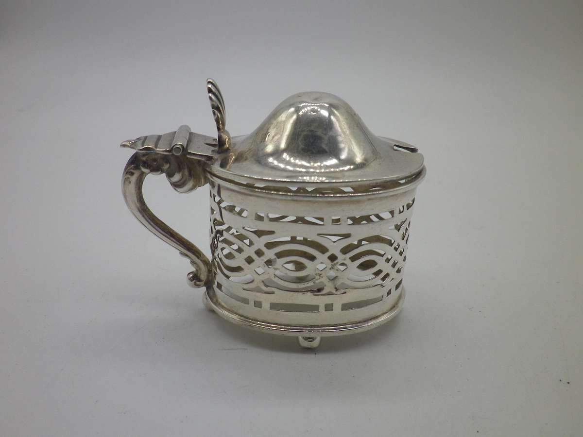 Hallmarked silver MUSTARD POT. Birmingham 1904. William Devenport No liner.