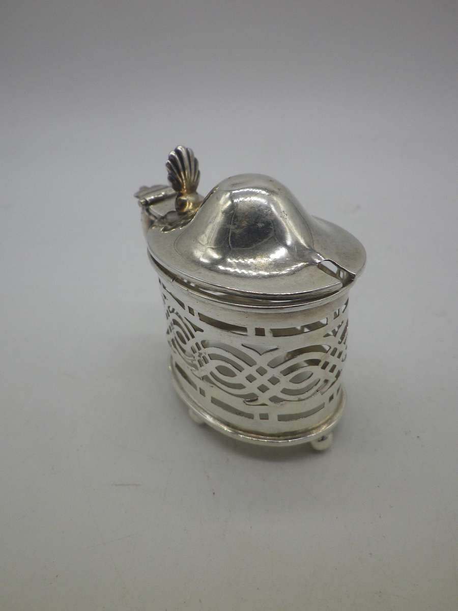 Hallmarked silver MUSTARD POT. Birmingham 1904. William Devenport No liner.