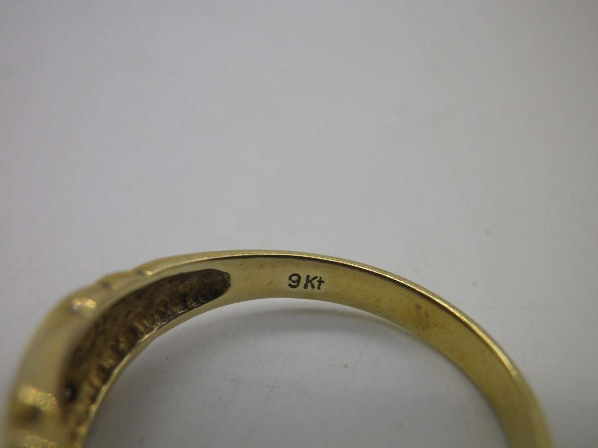 9ct Yellow Gold Vintage ring, with 4 white stones - possibly diamonds. Size: N. 2.57g