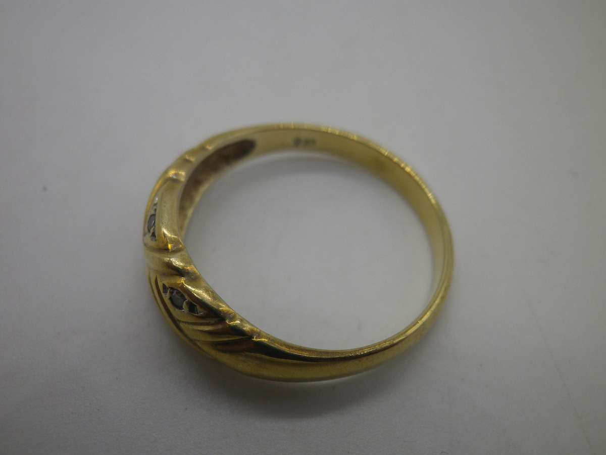 9ct Yellow Gold Vintage ring, with 4 white stones - possibly diamonds. Size: N. 2.57g
