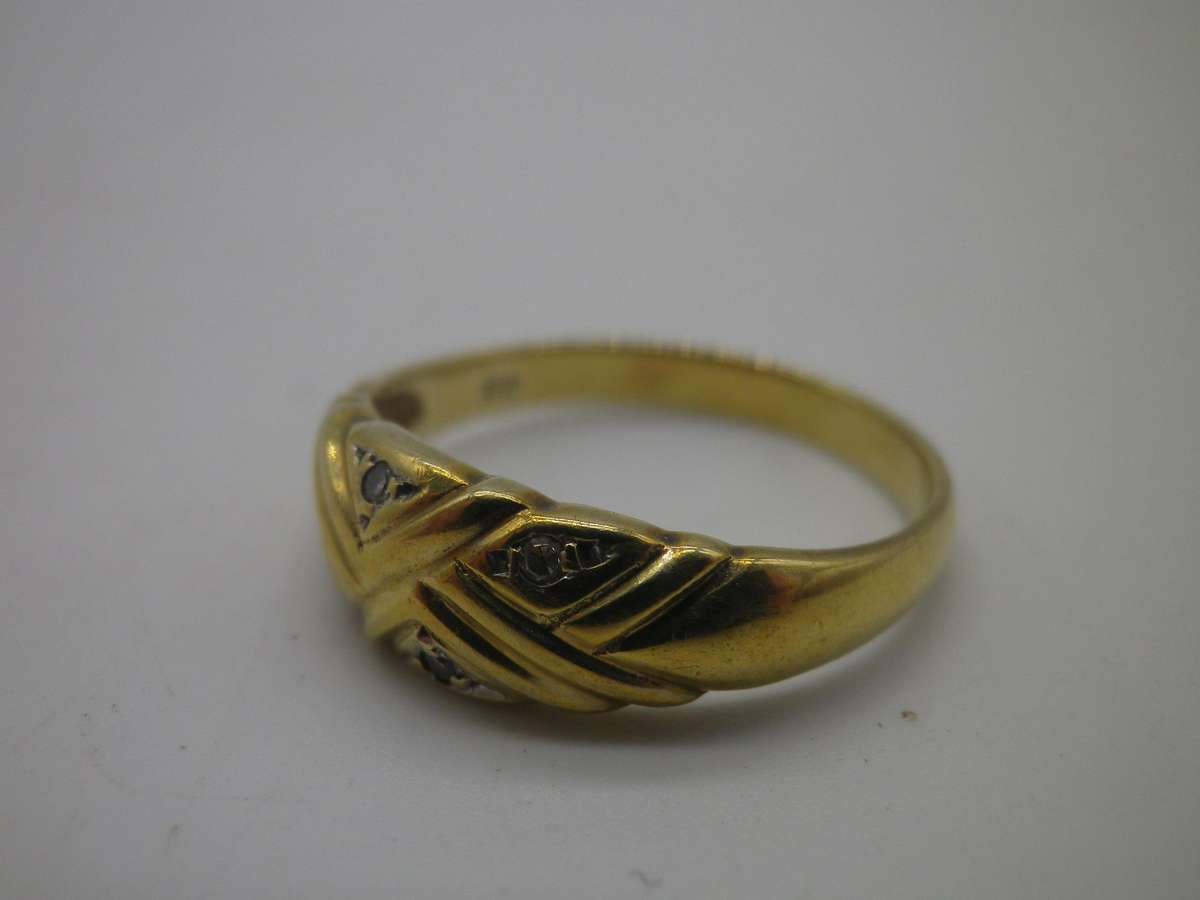 9ct Yellow Gold Vintage ring, with 4 white stones - possibly diamonds. Size: N. 2.57g