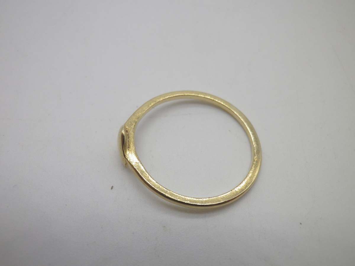 Adorable Dainty 9ct Yellow Gold HEART ring. Size: I. 0.77grams.