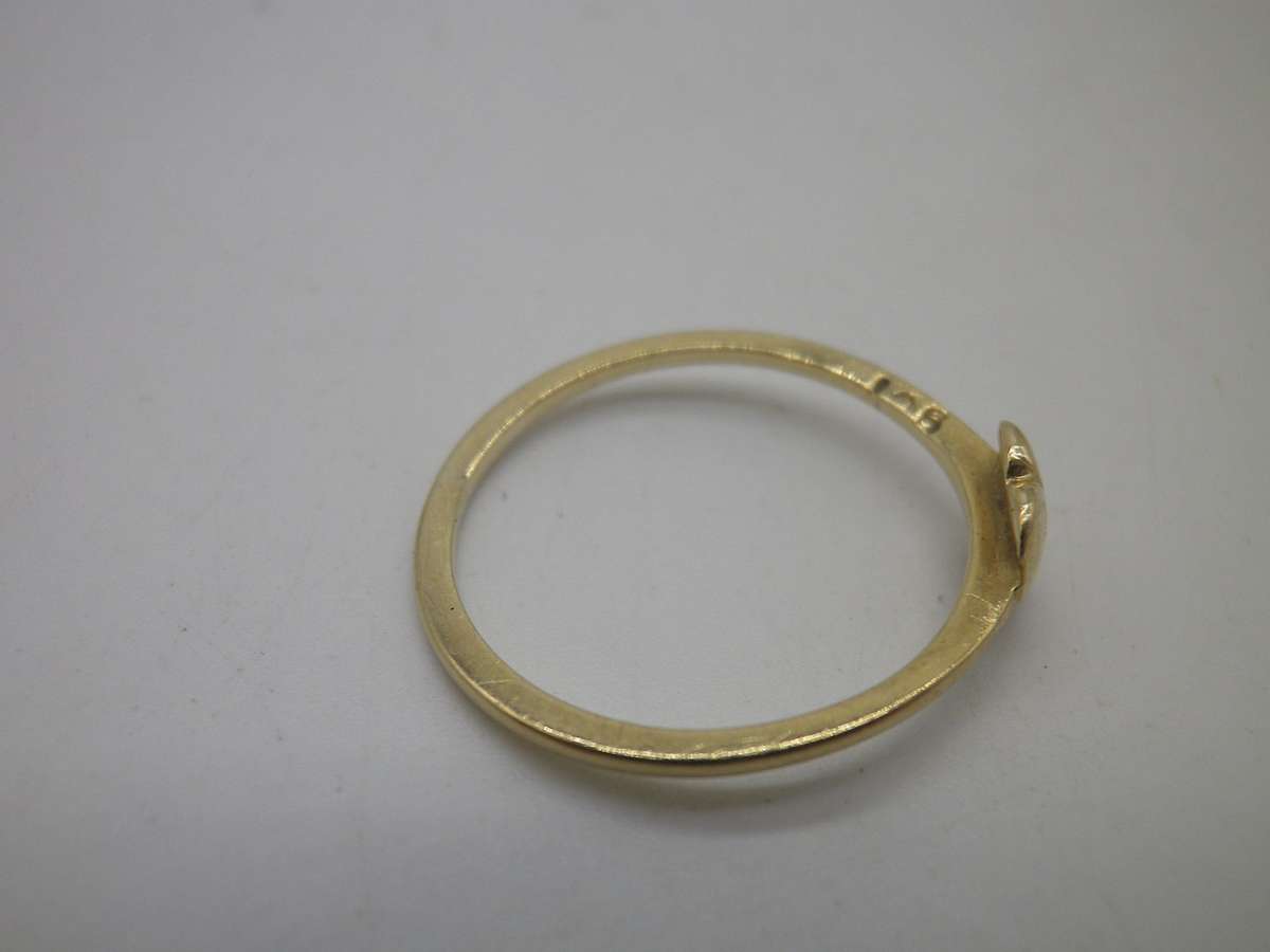 Adorable Dainty 9ct Yellow Gold HEART ring. Size: I. 0.77grams.