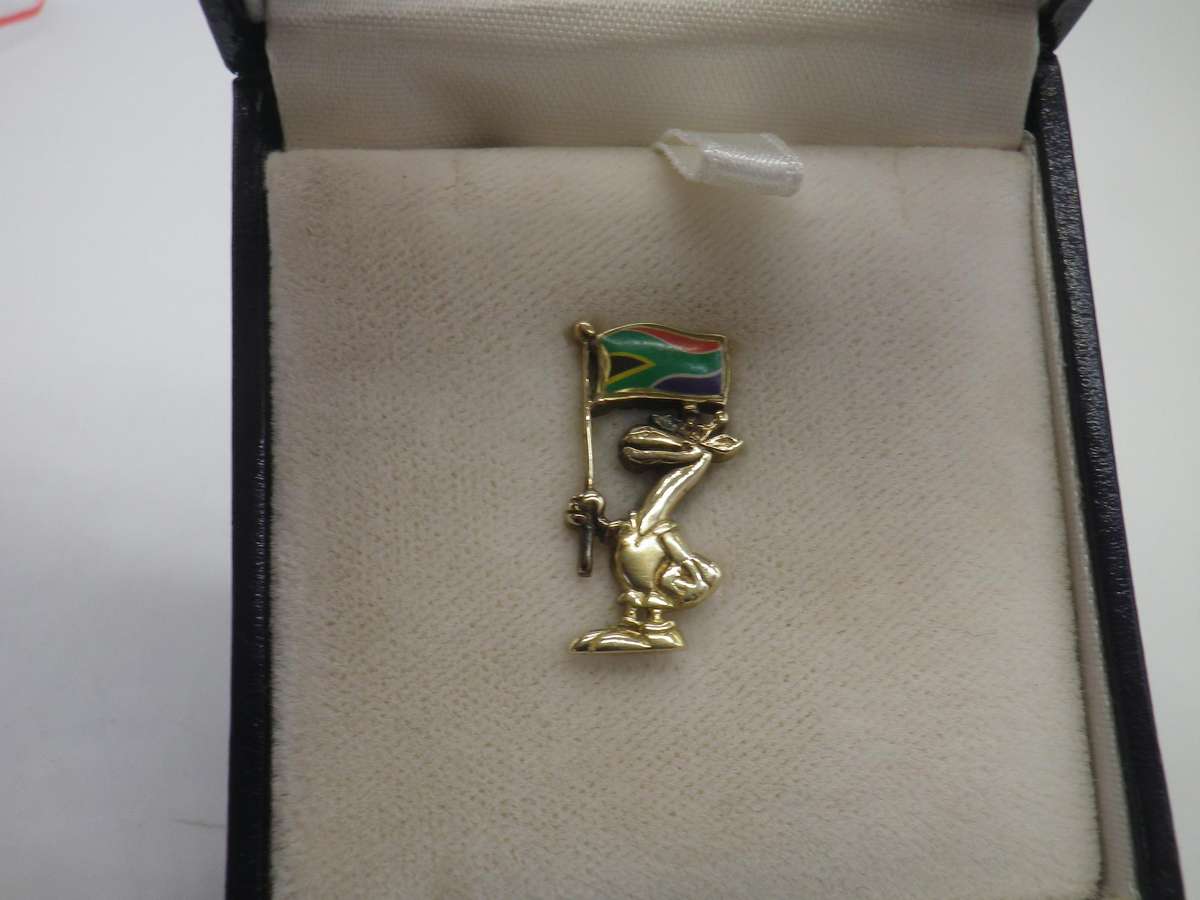 RARE 9ct gold & enamel Springbok RUGBY 1995 WORLD CUP lapel or scarf pin.  2.05gm.  2.4cm