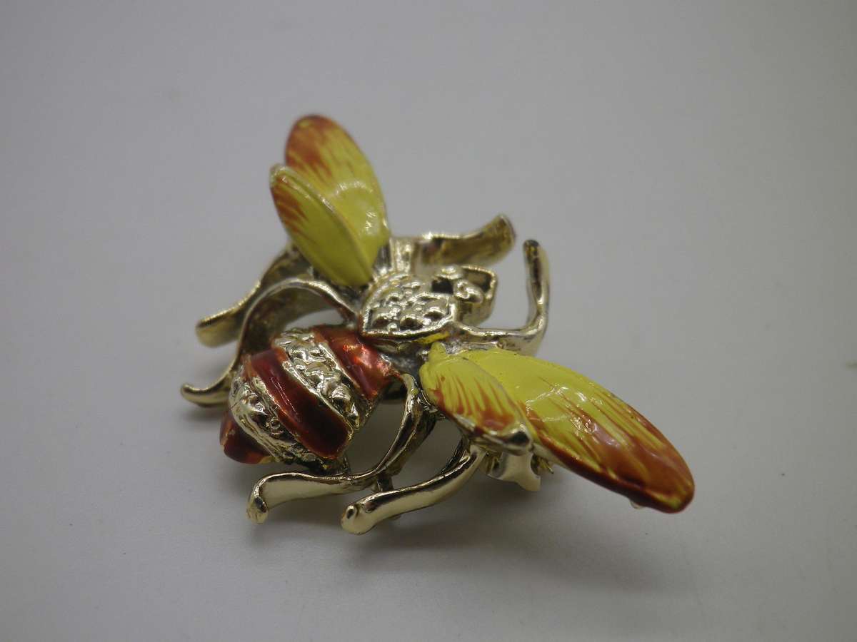 Cute BEE Costume Jewellery Brooch. 4 x 2.5cm