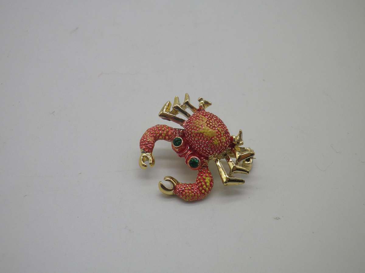 Cute good quality CRAB Costume Jewellery Brooch. With moving pincers 3 x 2.5cm
