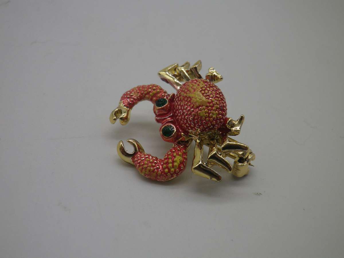 Cute good quality CRAB Costume Jewellery Brooch. With moving pincers 3 x 2.5cm