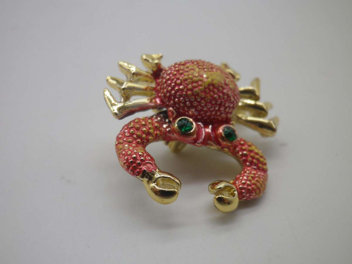 Cute good quality CRAB Costume Jewellery Brooch. With moving pincers 3 x 2.5cm