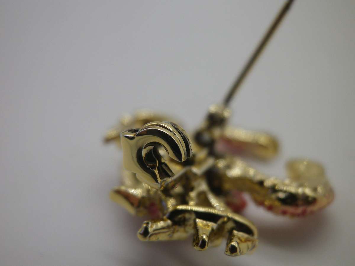 Cute good quality CRAB Costume Jewellery Brooch. With moving pincers 3 x 2.5cm
