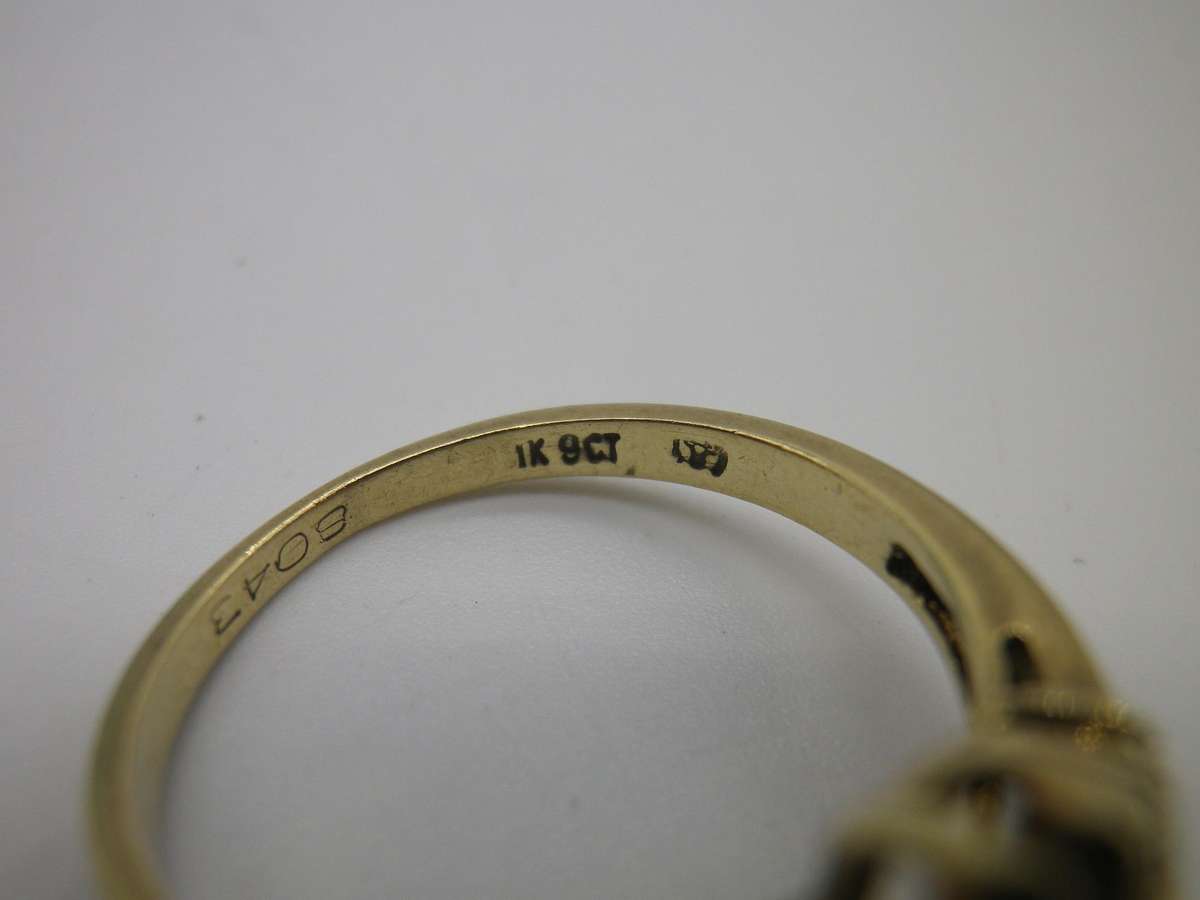 Vintage 9ct Yellow gold and Diamond ring. Size N 1/2. 3.4grams