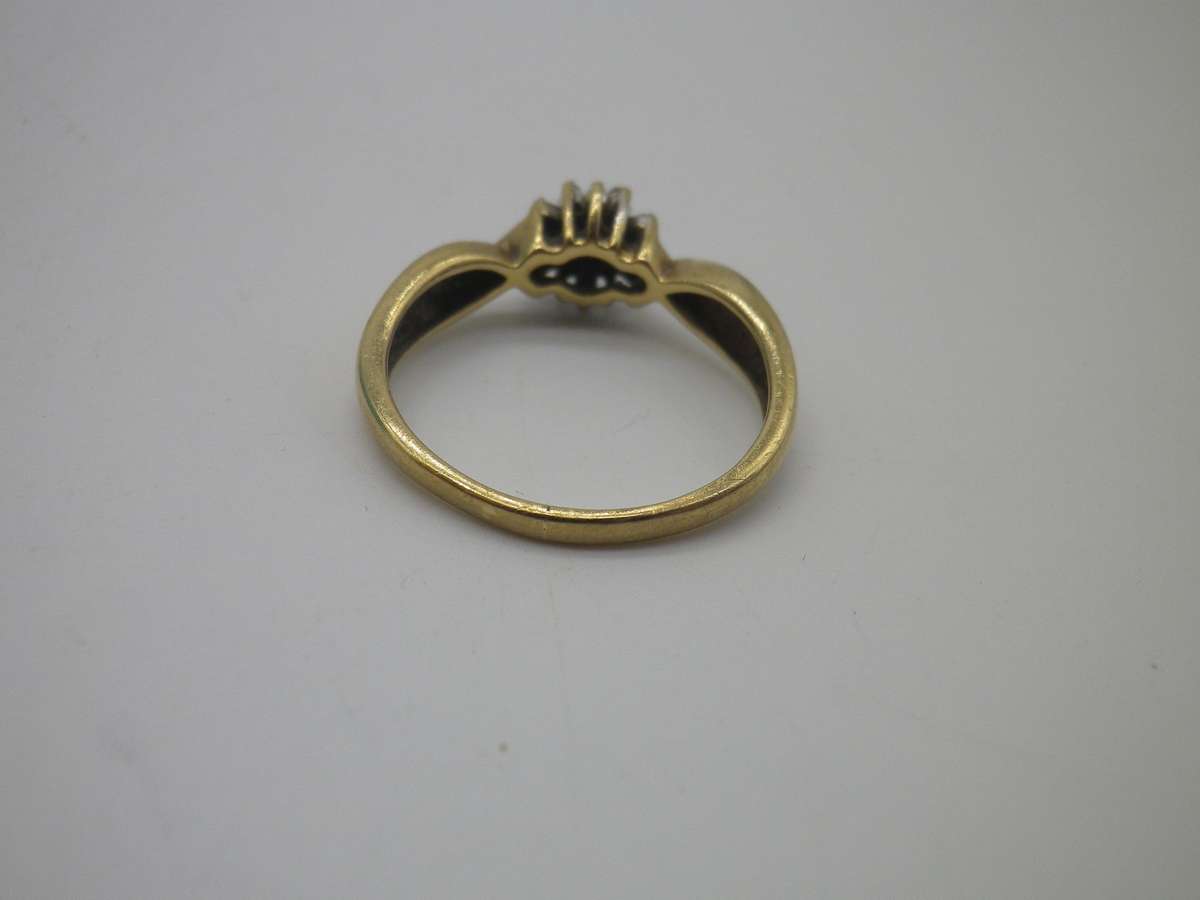Vintage 9ct Yellow gold and Diamond ring. Size O. 2.3grams