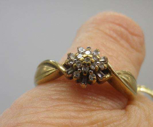 Vintage 9ct Yellow gold and Diamond ring. Size O. 2.3grams