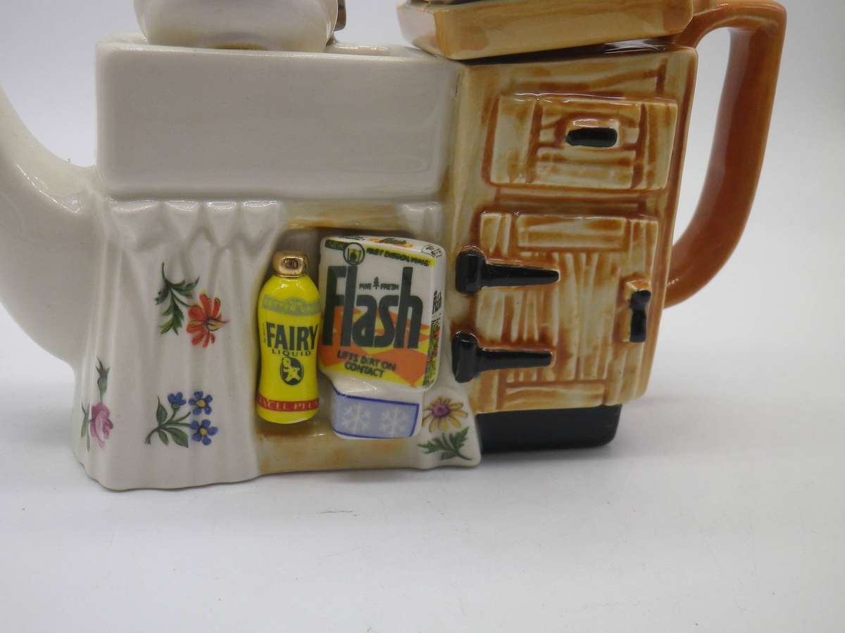 Cute Vintage Miniature Novelty TEAPOT in shape of the "KITCHEN SINK" 15x 9cm Cardew Design England