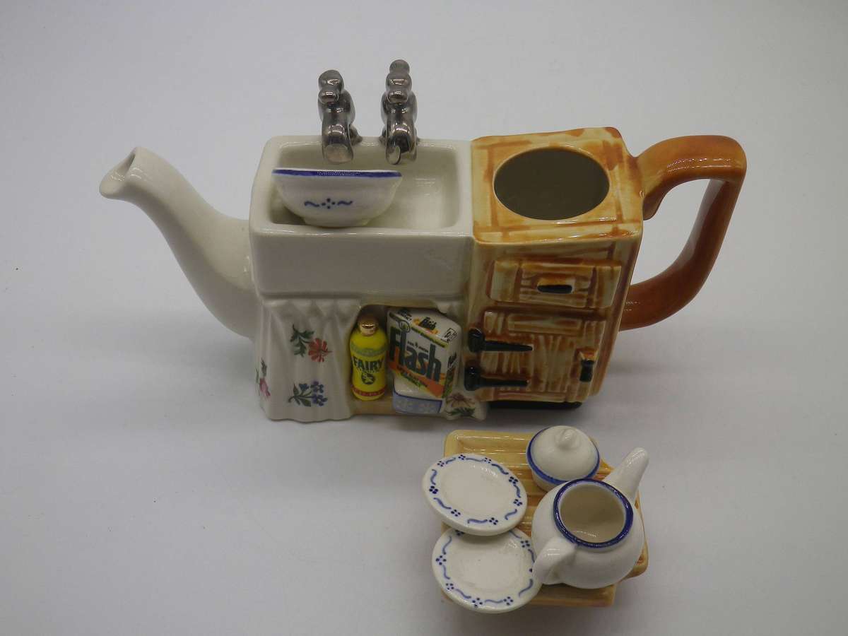 Cute Vintage Miniature Novelty TEAPOT in shape of the "KITCHEN SINK" 15x 9cm Cardew Design England