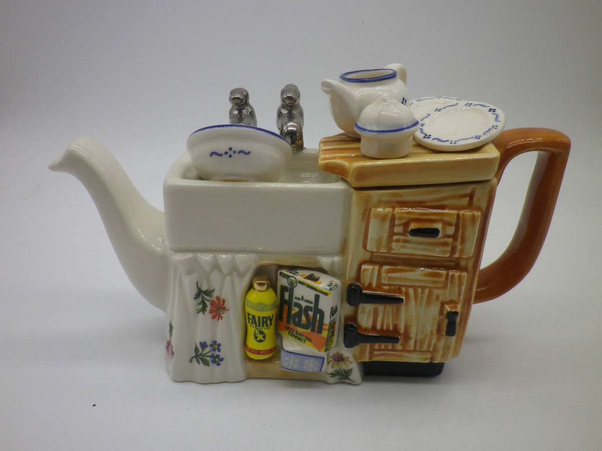 Cute Vintage Miniature Novelty TEAPOT in shape of the "KITCHEN SINK" 15x 9cm Cardew Design England