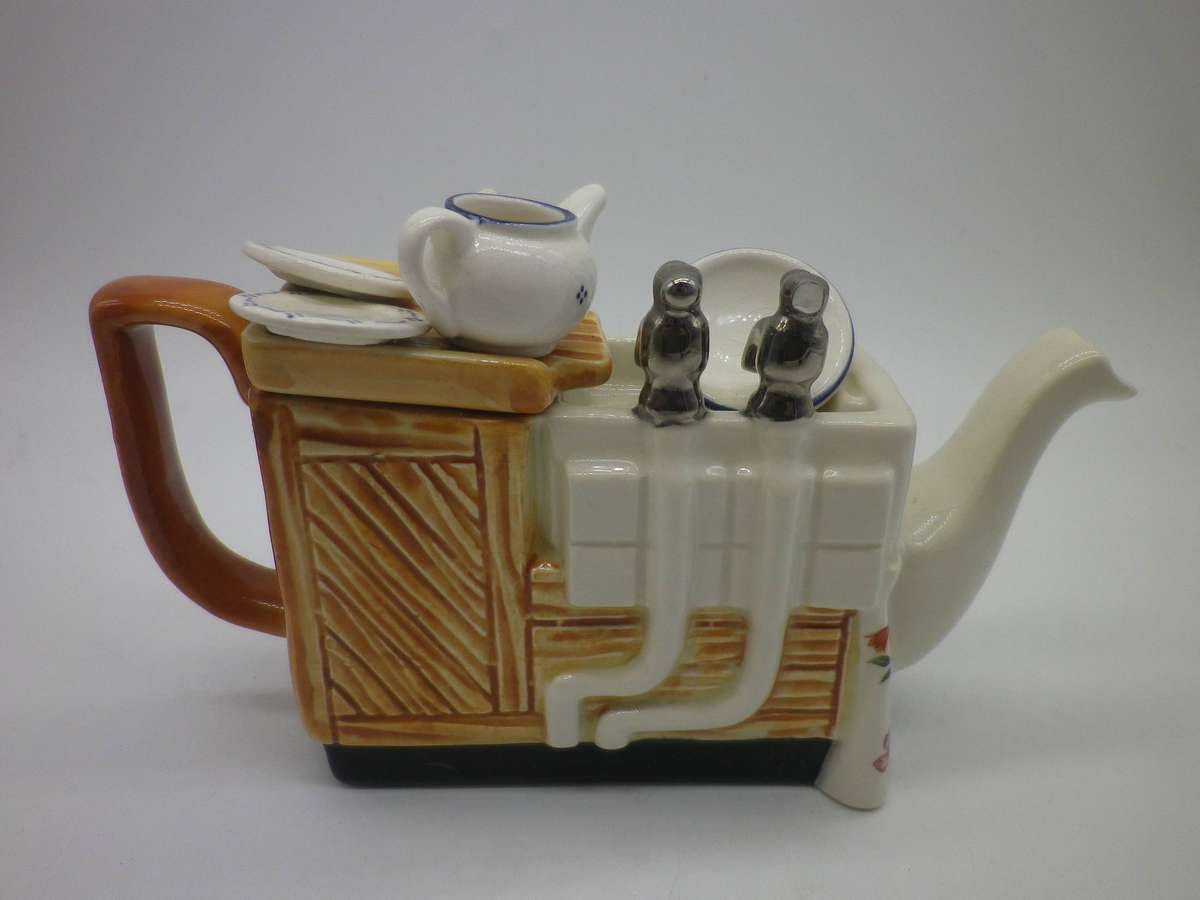 Cute Vintage Miniature Novelty TEAPOT in shape of the "KITCHEN SINK" 15x 9cm Cardew Design England