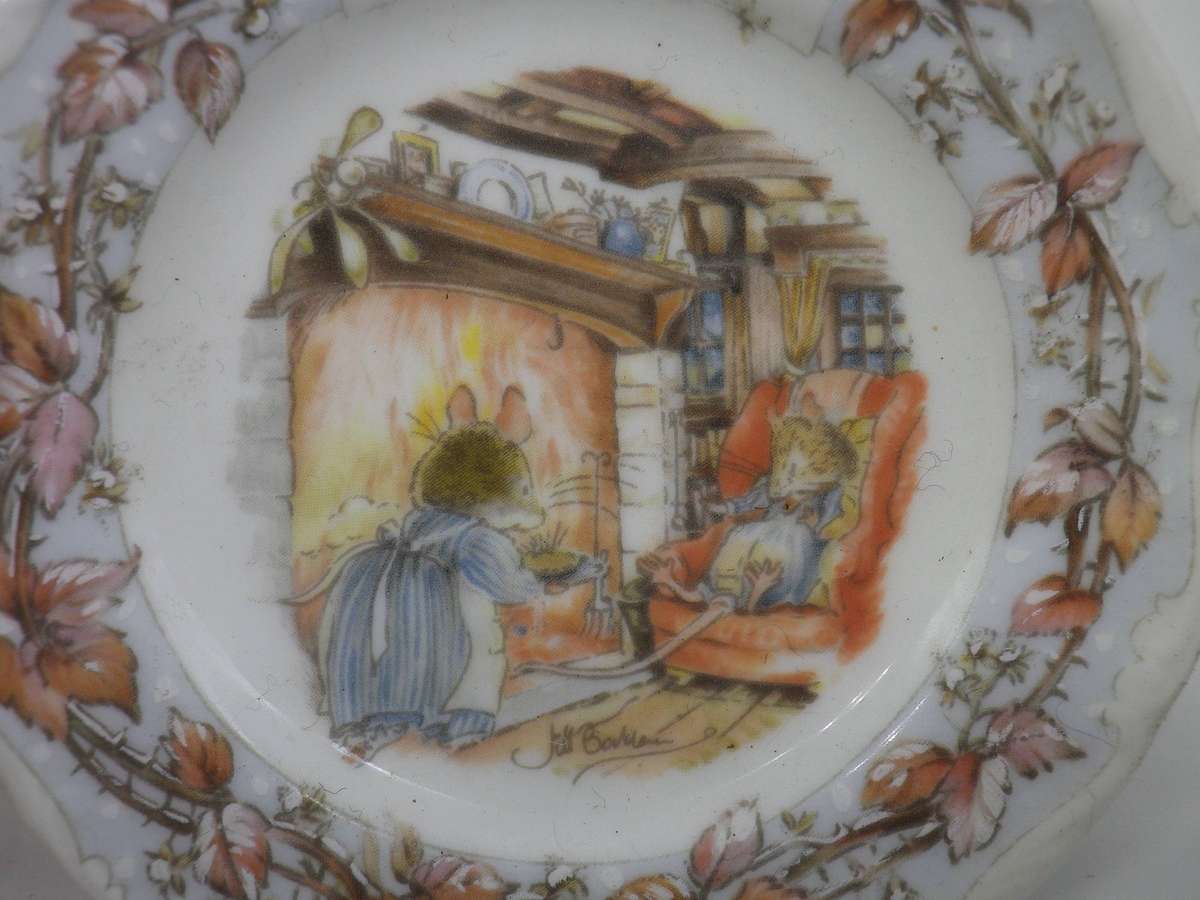 Adorable Miniature ROYAL DOULTON Brambly Hedge Plate. Winter. 8.7cm