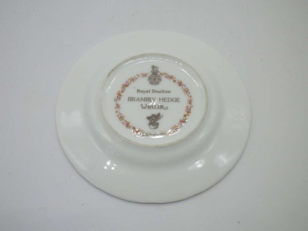 Adorable Miniature ROYAL DOULTON Brambly Hedge Plate. Winter. 8.7cm