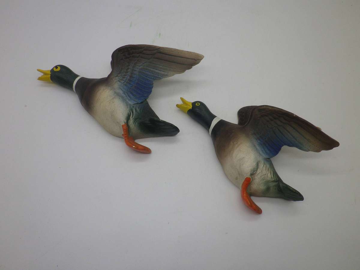 Pair Hand Painted Ceramic Flying Wall Ducks. 13 x 10cm & 12 x 9cm