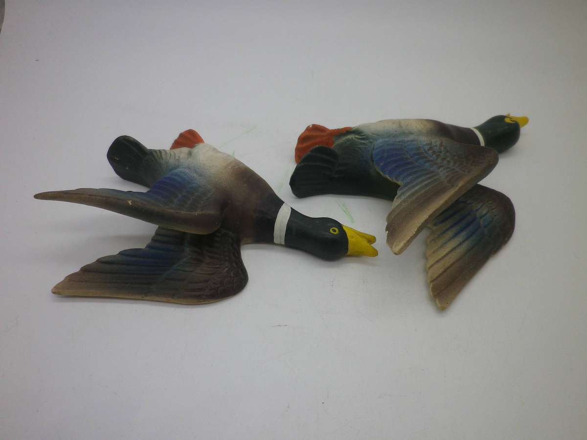 Pair Hand Painted Ceramic Flying Wall Ducks. 13 x 10cm & 12 x 9cm