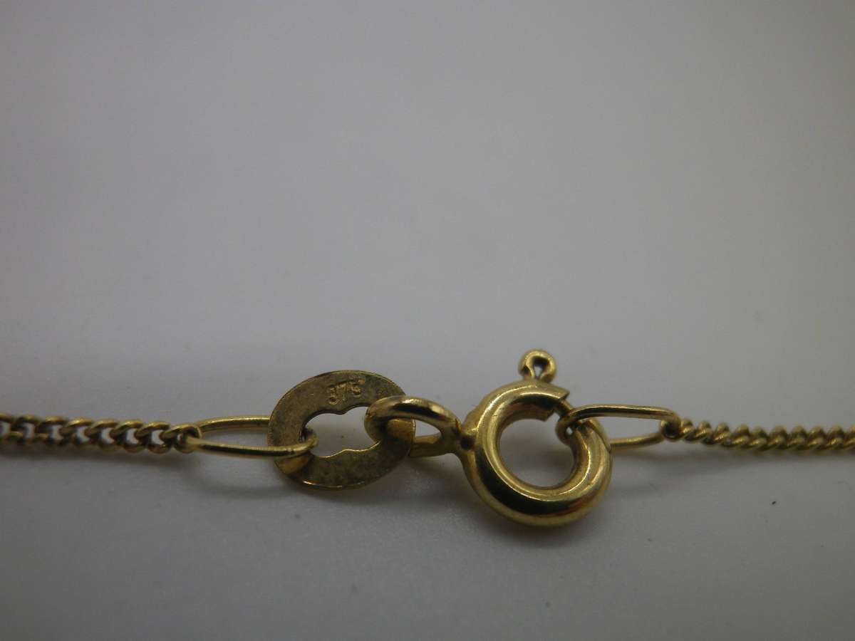 9ct Yellow Gold Necklace. 1.3g. 40cm long. Stamped. Excellent Condition