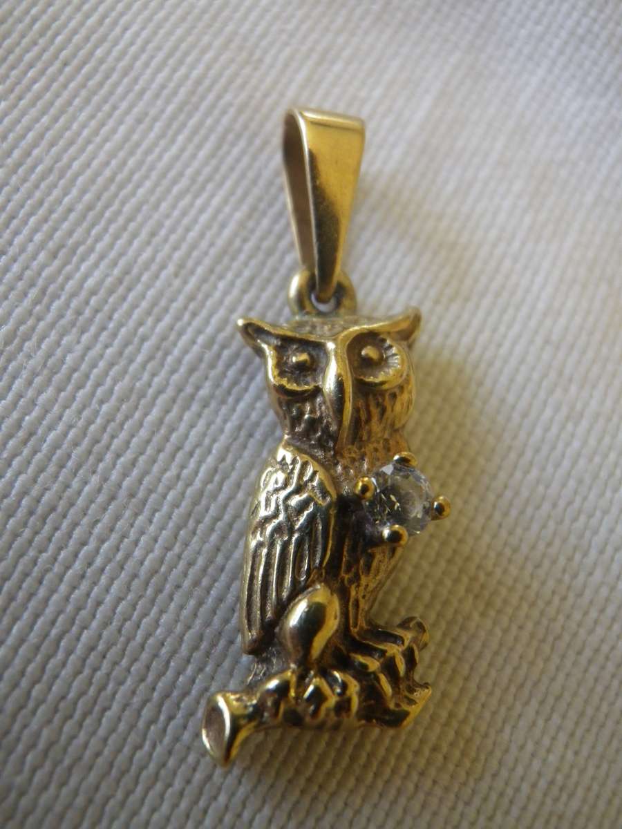 Stunning 9ct Gold & Diamond or CZ?? OWL PENDANT!!
