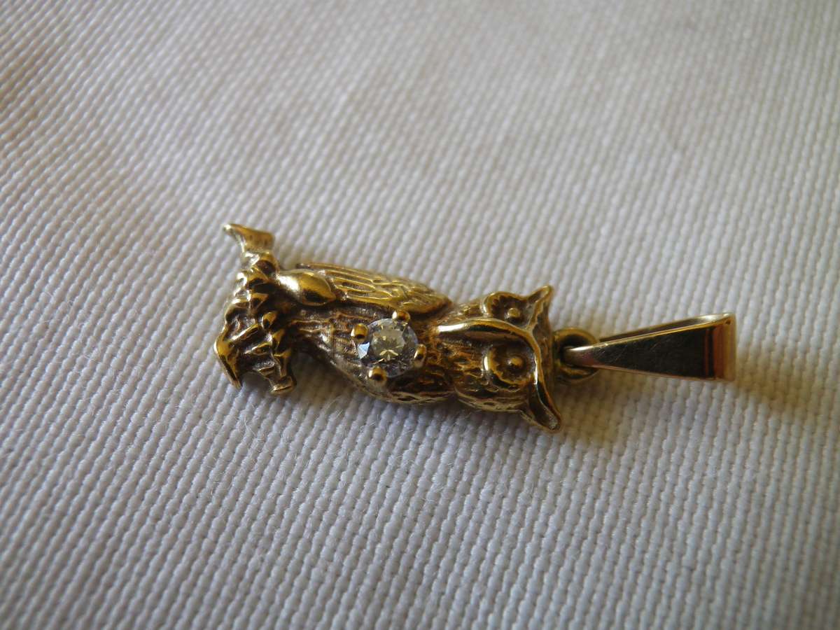 Stunning 9ct Gold & Diamond or CZ?? OWL PENDANT!!