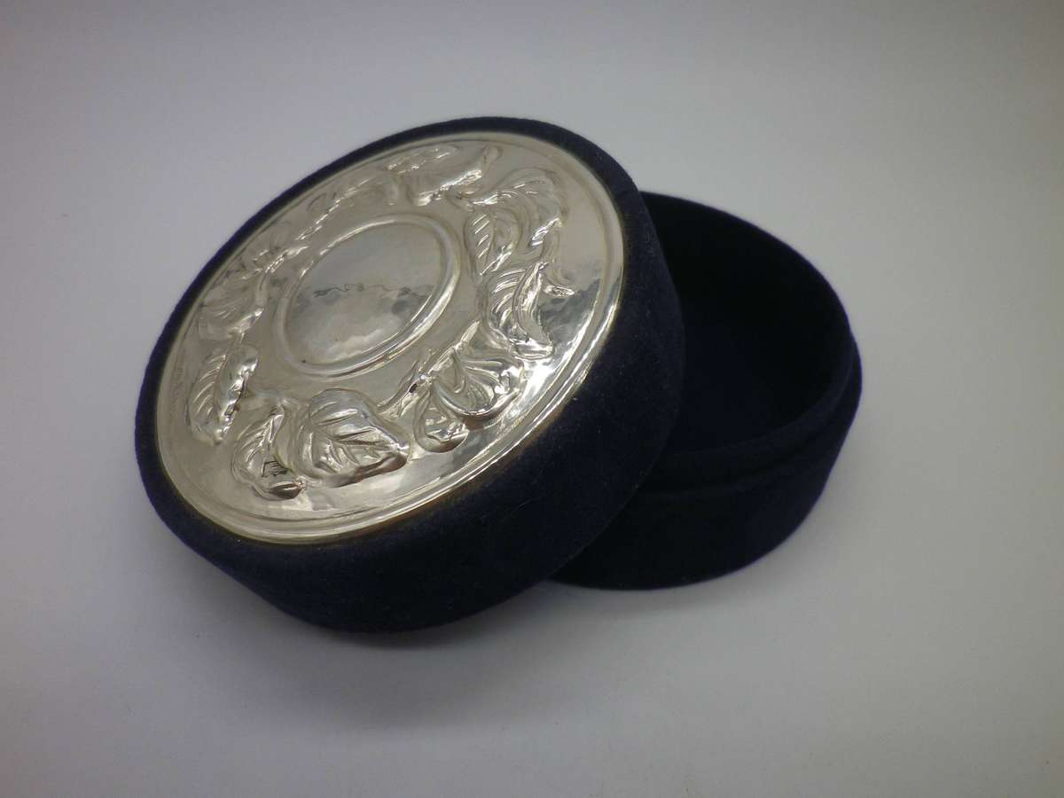 Vintage Sterling Silver top blue Velvet Round small jewellery box.