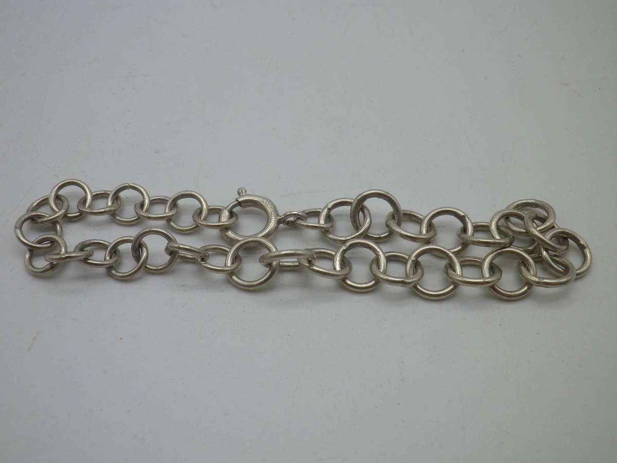 Vintage Sterling Silver bracelet. It measures 17cm. 6.85g