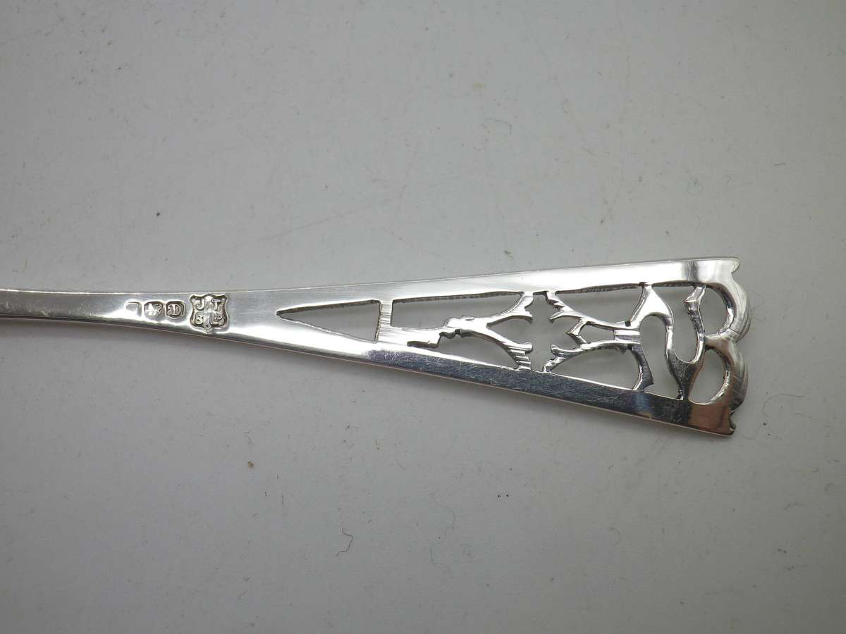 Pretty Hallmarked Sterling Silver teaspoon. Sheffield, 1971 JTS Ltd, 11cm. 10.92g