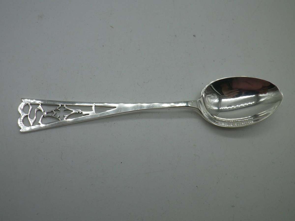 Pretty Hallmarked Sterling Silver teaspoon. Sheffield, 1971 JTS Ltd, 11cm. 10.92g