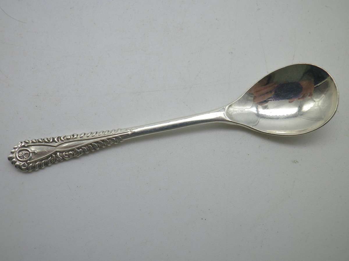 Hallmarked Sterling Silver mustard spoon. Birmingham, 1975. W I Broadway & Co. 7cm. 4.35g