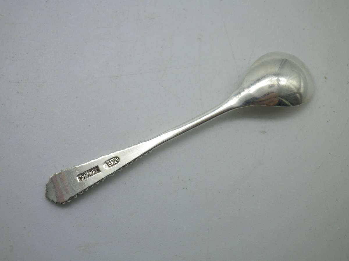 Hallmarked Sterling Silver mustard spoon. Birmingham, 1975. W I Broadway & Co. 7cm. 4.35g