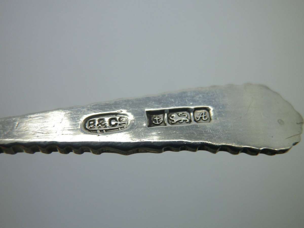 Hallmarked Sterling Silver mustard spoon. Birmingham, 1975. W I Broadway & Co. 7cm. 4.35g