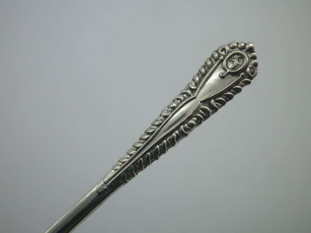 Hallmarked Sterling Silver mustard spoon. Birmingham, 1975. W I Broadway & Co. 7cm. 4.35g