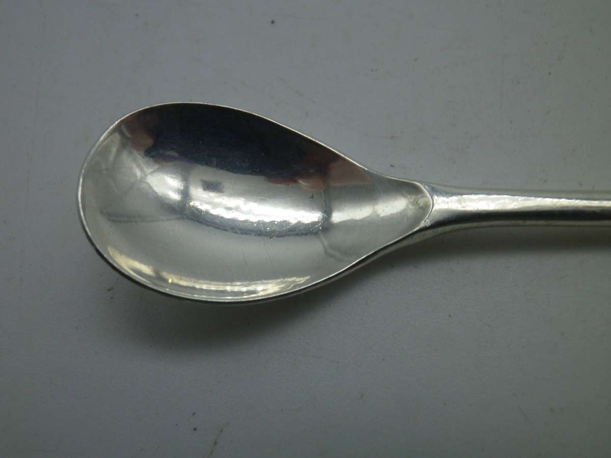 Hallmarked Sterling Silver mustard spoon. Birmingham, 1975. W I Broadway & Co. 7cm. 4.35g
