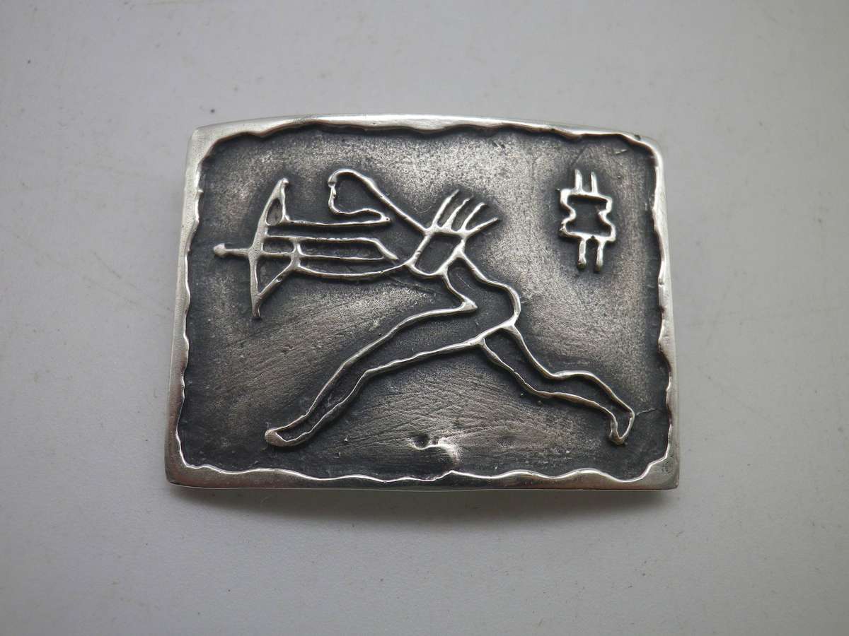 Vintage Sterling Silver Naive 'Archer' theme brooch. 3.5x2.5cm 7.33g