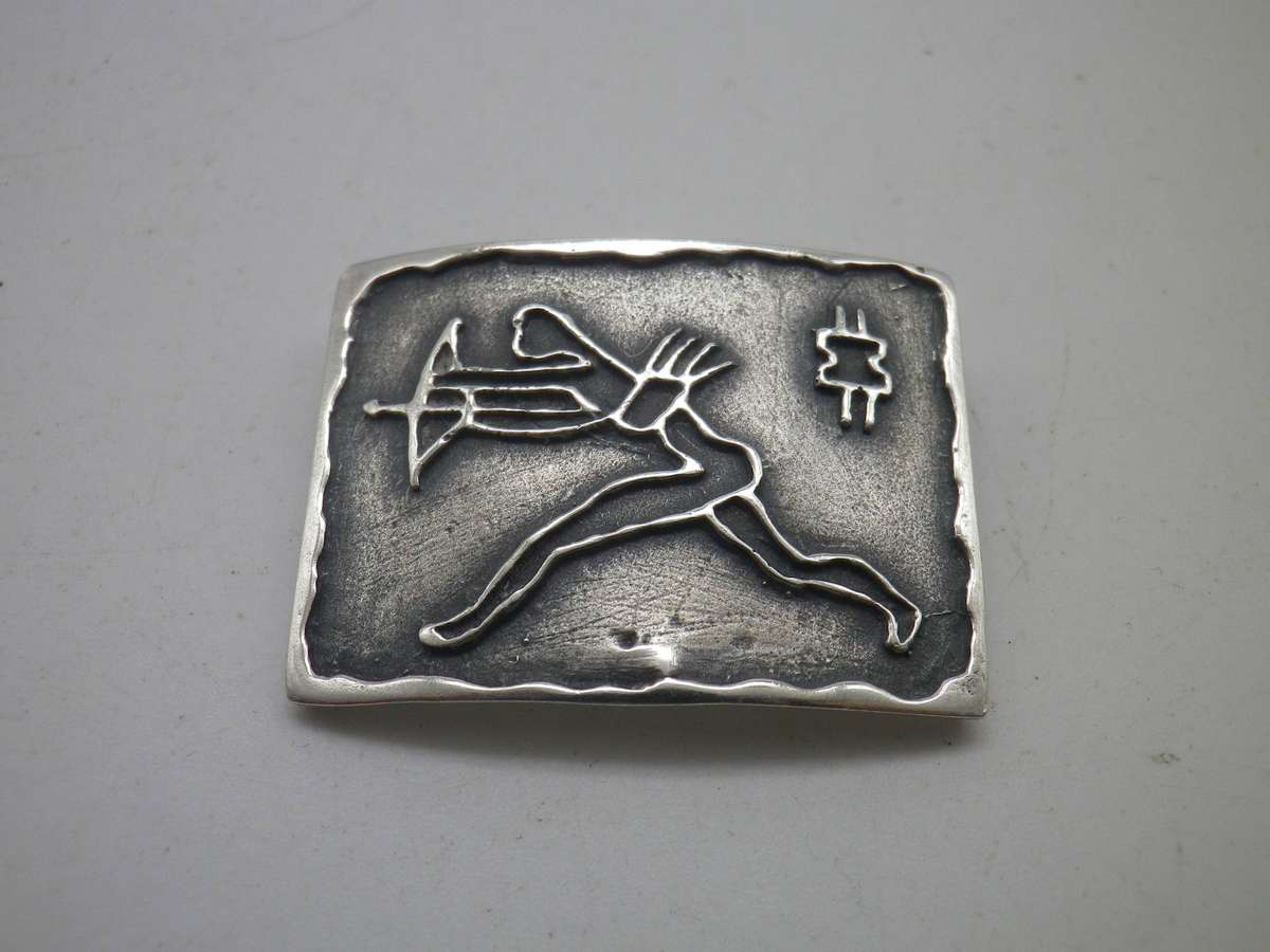 Vintage Sterling Silver Naive 'Archer' theme brooch. 3.5x2.5cm 7.33g