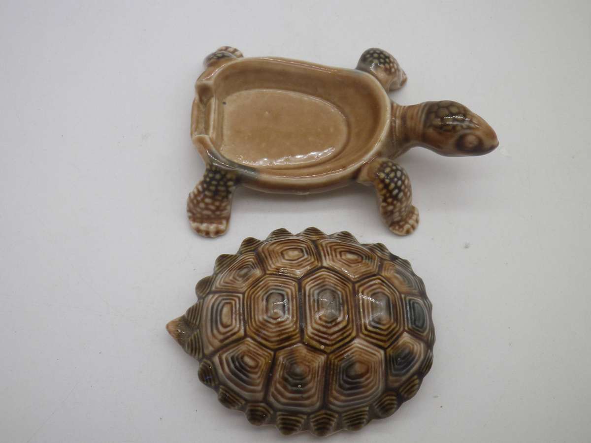 WADE Tortoise lidded porcelain trinket pot. 10 x7cm. Collectable!