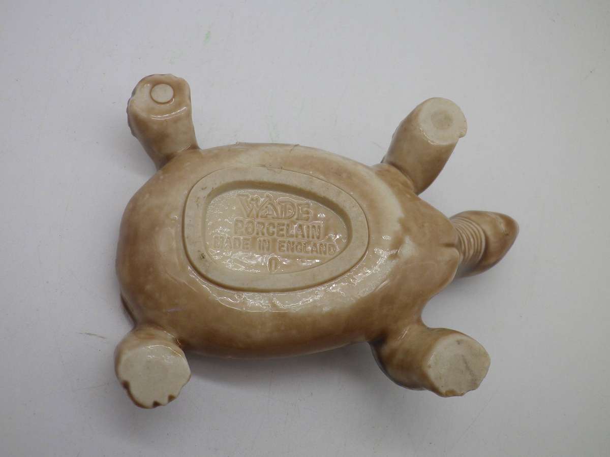 WADE Tortoise lidded porcelain trinket pot. 10 x7cm. Collectable!