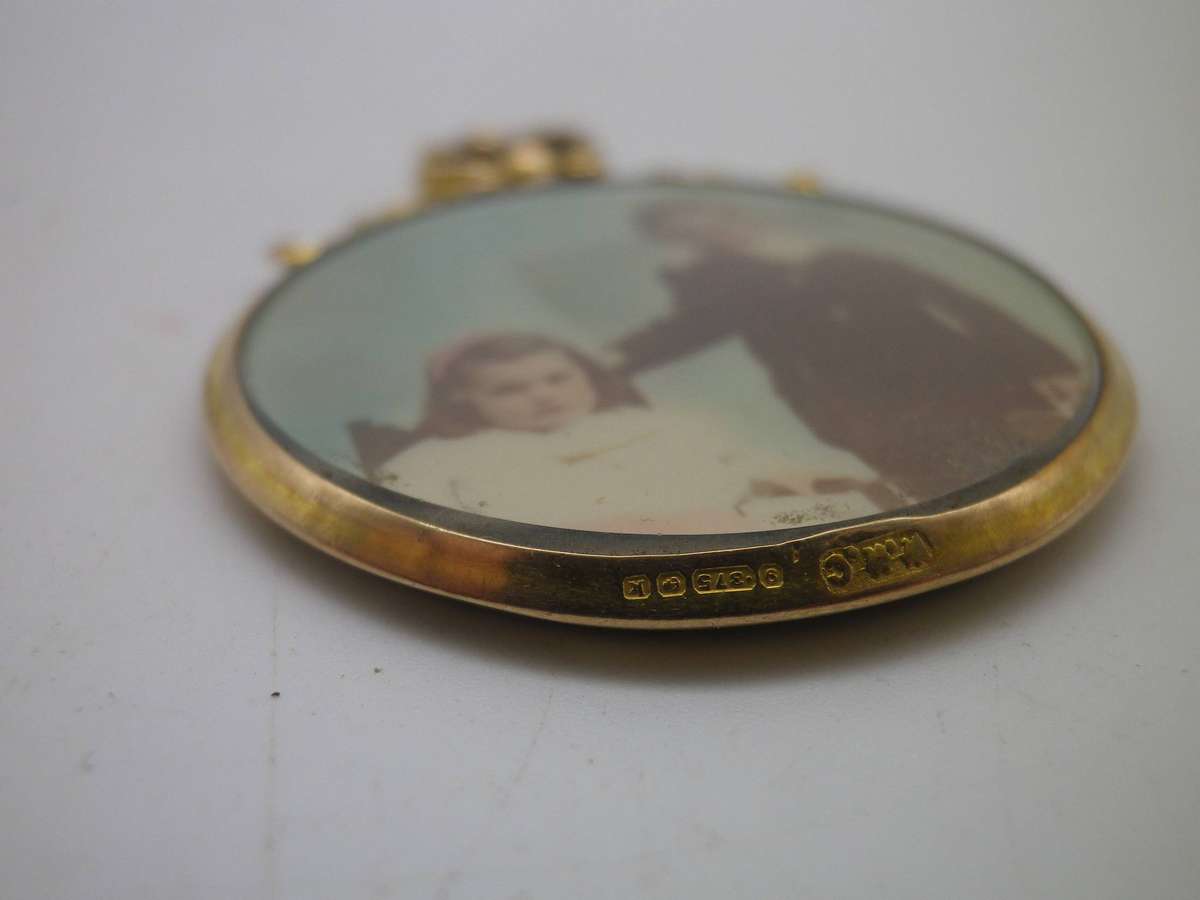 Antique 9ct Gold Double sided photo Locket. Birmingham 1909. 4.5x3.5cm. 7.08g