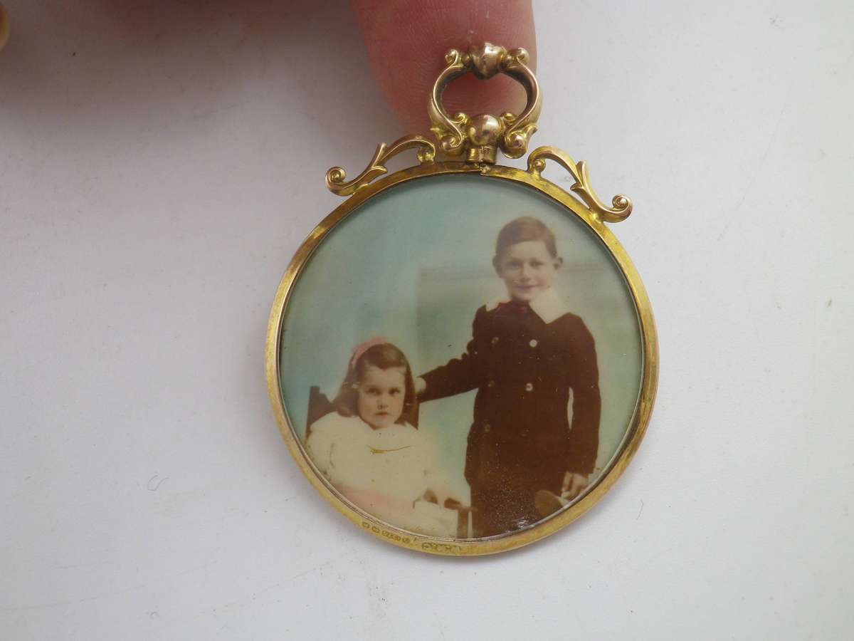Antique 9ct Gold Double sided photo Locket. Birmingham 1909. 4.5x3.5cm. 7.08g