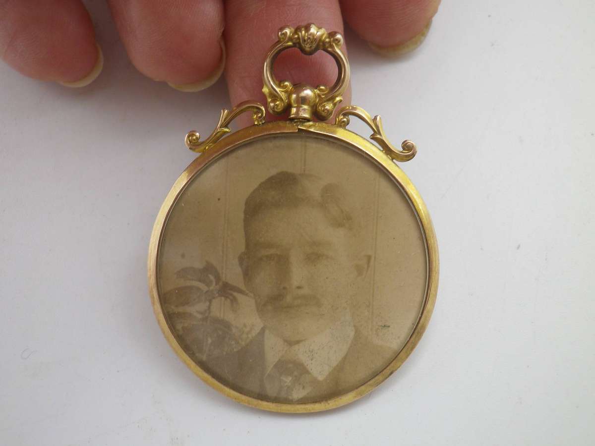 Antique 9ct Gold Double sided photo Locket. Birmingham 1909. 4.5x3.5cm. 7.08g